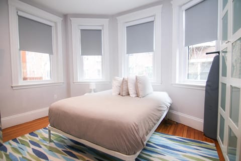 A Stylish Stay w/ a Queen Bed, Heated Floors.. #14 Condo in Brookline