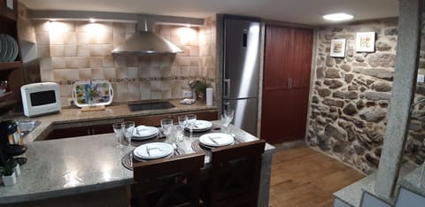 Kitchen or kitchenette, Dining area, minibar, pet friendly, stove