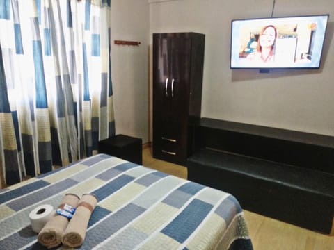 Bed, TV and multimedia, Photo of the whole room, Bedroom