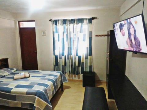 Bed, TV and multimedia, Photo of the whole room, Bedroom