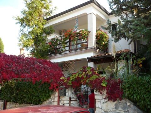 Property building, Facade/entrance, Day, Balcony/Terrace, Decorative detail, Street view