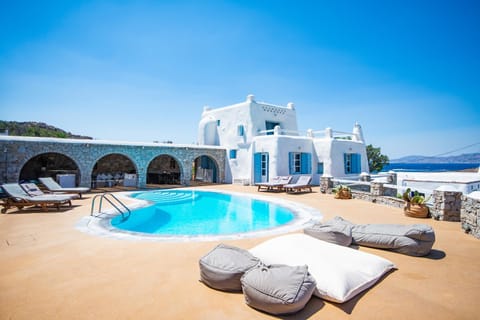 Property building, Patio, Day, BBQ facilities, Balcony/Terrace, Pool view, Swimming pool, sunbed