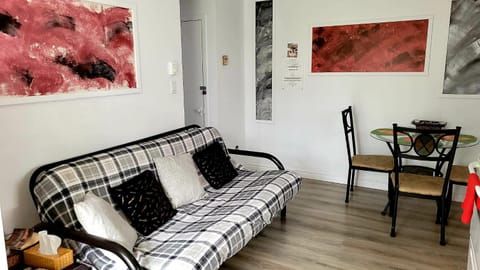 Quiet cozy apartment next to highway wifi+netflix Condo in Edmundston