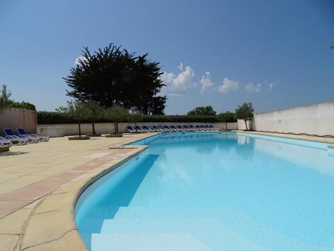 Property building, Swimming pool, Swimming pool