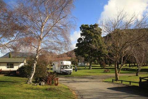 Parklands Marina Holiday Park Camping /
Complejo de autocaravanas in Picton
