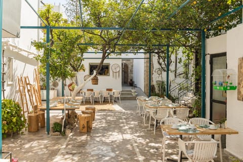 Property building, Day, Garden, Dining area, Garden view