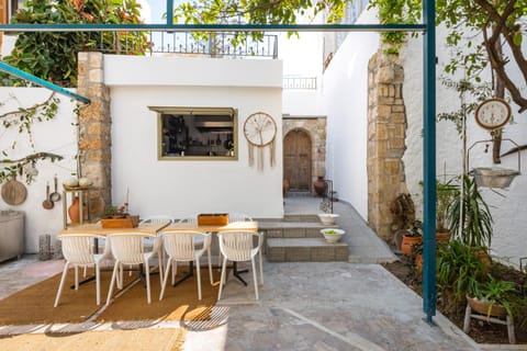 Property building, Day, Dining area