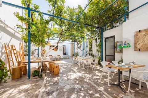 Day, Dining area