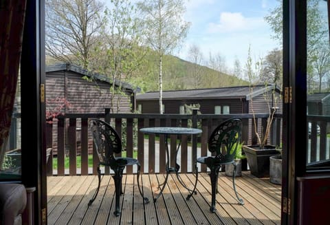 Property building, Balcony/Terrace, Mountain view