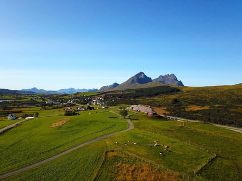 Nearby landmark, Neighbourhood, Natural landscape, Supermarket/grocery shop