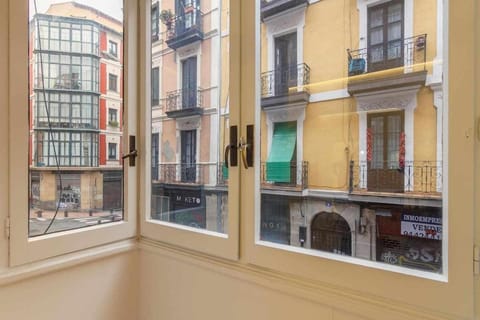 Apartamento Estiloso zona vieja by The Urban Hosts Condo in Bilbao
