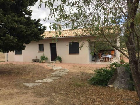 Maison de 3 chambres avec piscine partagee terrasse et wifi a Figari House in Porto-Vecchio