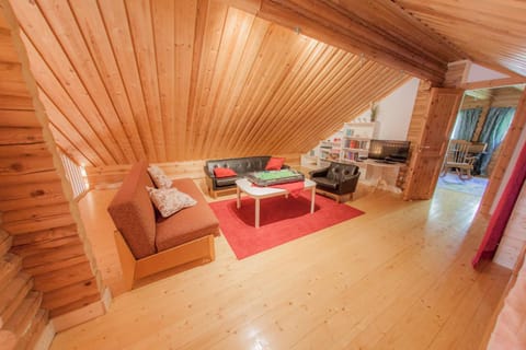 Library, TV and multimedia, Living room, Seating area, Bedroom