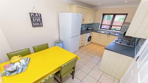 Oyster Cottage Braunton | Sleeps 6 | Dog Friendly House in Braunton