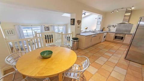 Clifton Court Apt 15 with Indoor Heated Pool Apartamento in Croyde