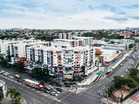 Restaurant/places to eat, Neighbourhood, Bird's eye view, Supermarket/grocery shop, Shopping Area