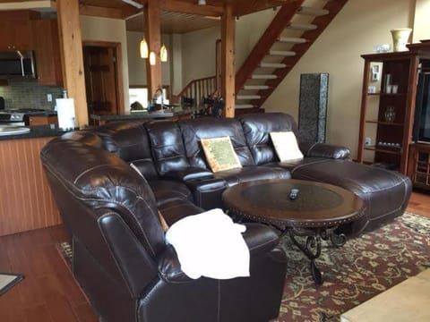 Blue Mountain-Luxurious BlueSki George Chalet, Hot Tub, Pool, Gas Fireplace Chalet in Grey Highlands