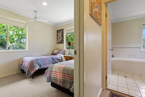 Treetops Lakeside Apartments Bed and Breakfast in Byron Bay