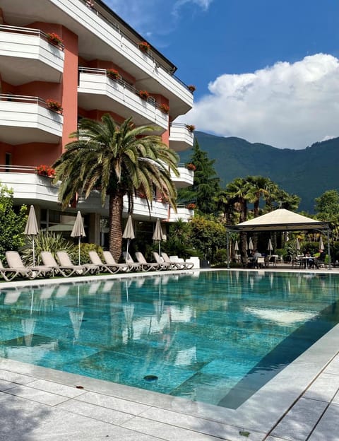 Property building, Garden, Swimming pool, sunbed