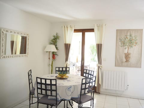 Holiday home with shared pool and 200 m from the beach, Sainte-Maxime House in Sainte-Maxime