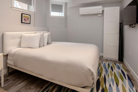 A Stylish Stay w/ a Queen Bed, Heated Floors.. #3 Condo in Brookline