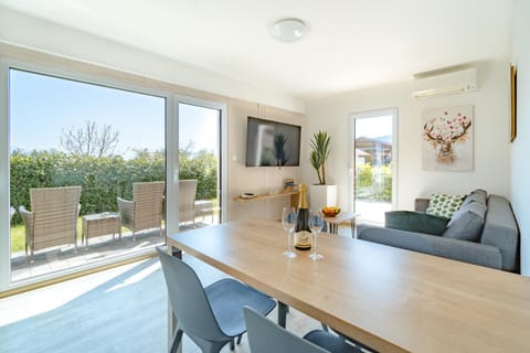 Communal lounge/ TV room, TV and multimedia, Living room, Seating area, Dining area