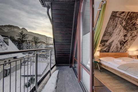 Balcony/Terrace, Bedroom, Mountain view