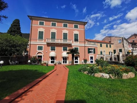 Property building, Facade/entrance, Garden