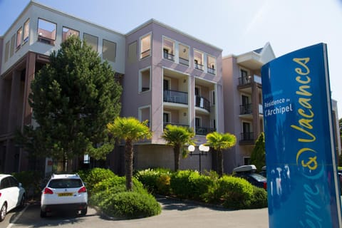 Property building, Communal lounge/ TV room, Facade/entrance, Facade/entrance, Day, Neighbourhood, Evening entertainment, Street view, Location, Parking