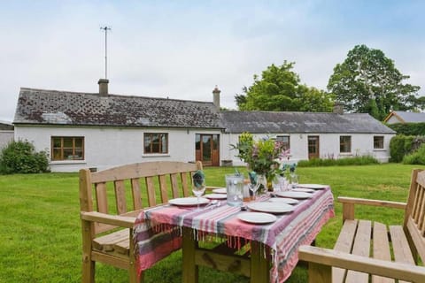 Property building, Day, Garden, Dining area, Garden view