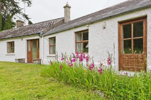 Property building, Facade/entrance, Day, Garden, Garden view