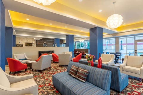 La Quinta Inn and Suites by Wyndham Bloomington Hotel in Bloomington