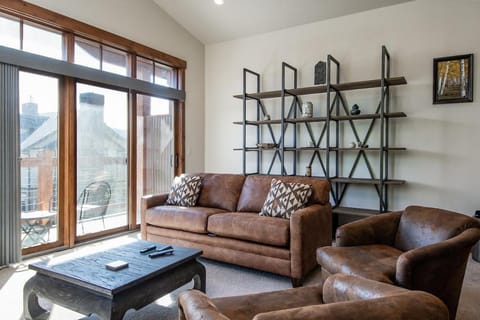 Frisco Sports Chalet Tenmile Condo: Stylish, On Shuttle Route Apartment in Frisco