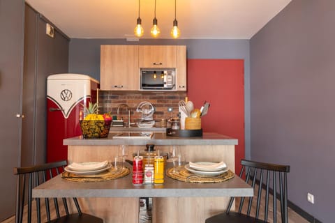 Kitchen or kitchenette, Dining area