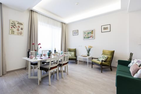 Living room, Photo of the whole room, Seating area, Dining area