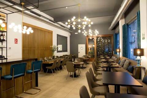 Restaurant/places to eat, Lounge or bar