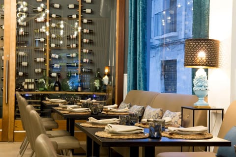 Restaurant/places to eat, Lounge or bar, Meals, Lunch, Alcoholic drinks, Non alcoholic drinks