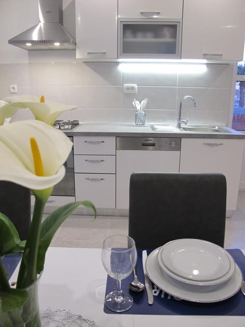 Kitchen or kitchenette, Dining area