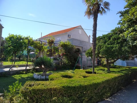 Property building, Facade/entrance, Garden, Balcony/Terrace