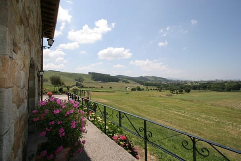 Habitaciones y estudios- Hotel "Posada de Cantabria" - Terraza panorámica- Gintonic Bar Hotel in Cantabria