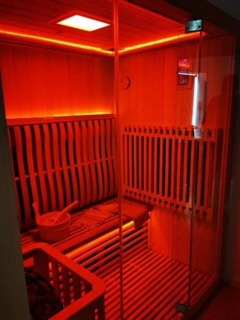SPABYELLEETLUI spa rouge ou bleu Love hotel in Flanders