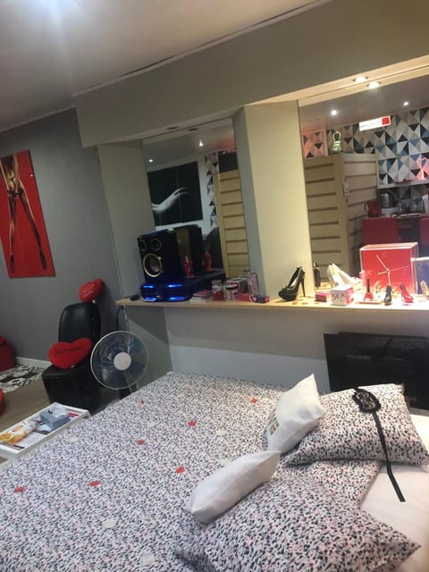 SPABYELLEETLUI spa rouge ou bleu Love hotel in Flanders