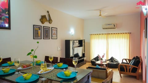 Living room, Food and drinks, Seating area, Dining area, Food, air conditioner