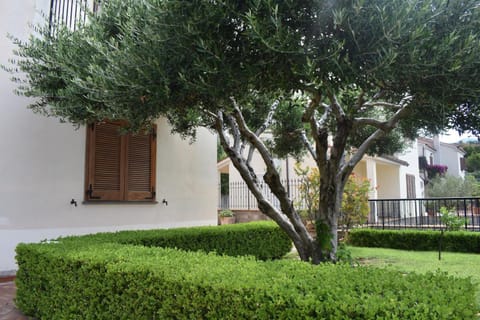 Property building, Facade/entrance, Garden