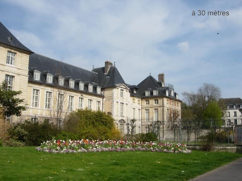 Nearby landmark, Street view