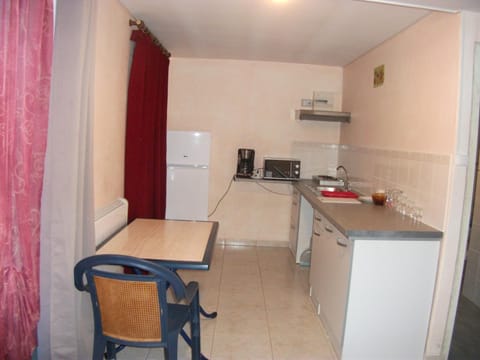 Coffee/tea facilities, Kitchen or kitchenette, Dining area, stove