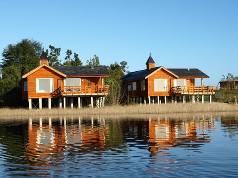 Photo of the whole room, Lake view