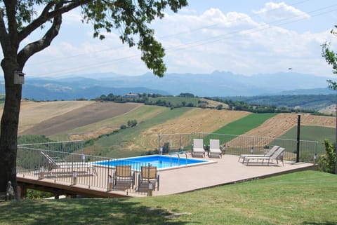 Casa Con Vista Holiday Rentals, Wisteria Apartment in Abruzzo