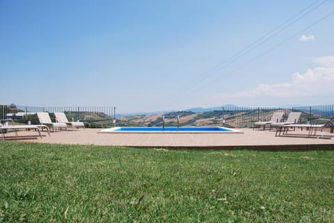 Casa Con Vista Holiday Rentals, Wisteria Apartment in Abruzzo