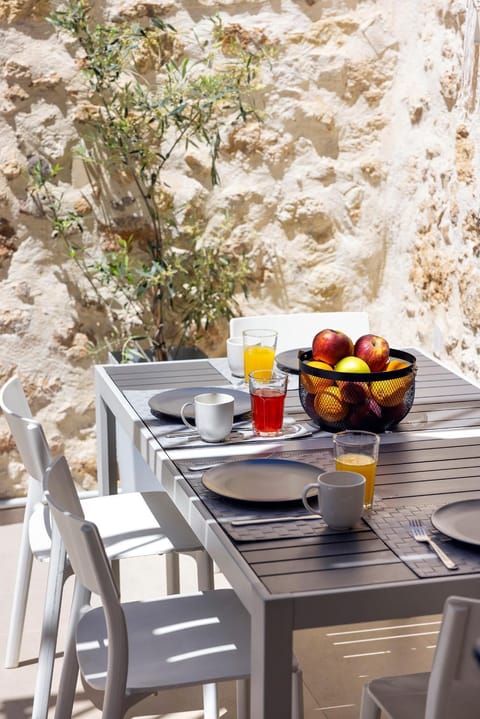 Patio, Dining area